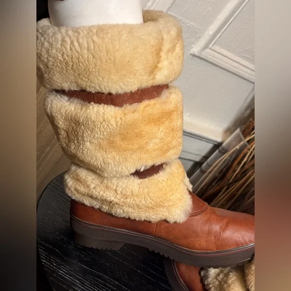 UGG Australia Lilyan Mahogany Waterproof Leather boots - Like New - Picture 8 of 13